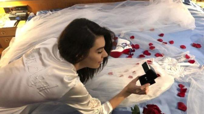 Burcu Kıratlı, gelinliğinden sonra bu sefer de yatak pozlarıyla gündem oldu. Kıratlı'nın bu paylaşımı "görgüsüzlük" sayılır mı?