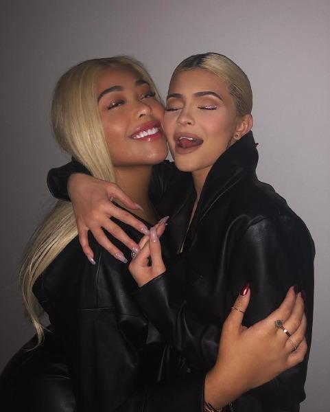 2019’a damga vuracak renkli eyeliner sizce hangi Jenner’a daha çok yakışmış?