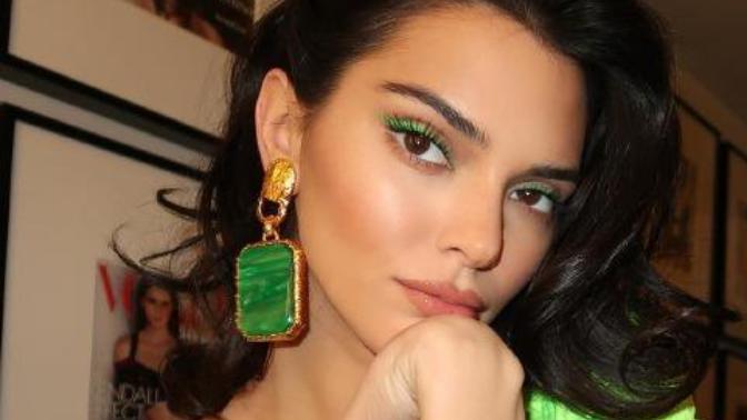 2019’a damga vuracak renkli eyeliner sizce hangi Jenner’a daha çok yakışmış?
