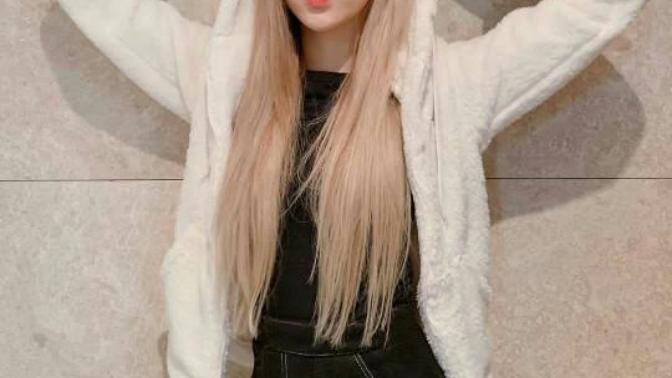 Lalisa Monaban saç rengi nedir?