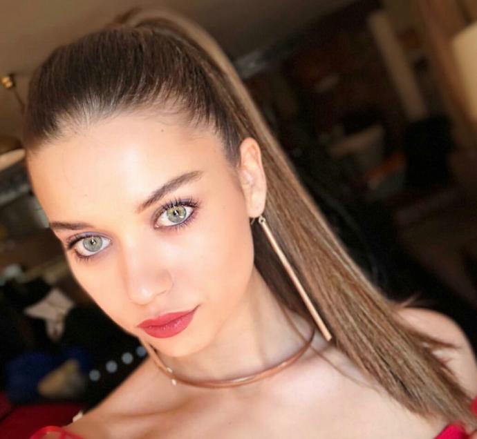 Afra Saraçoğlu aşırı güzel değil mi ya?