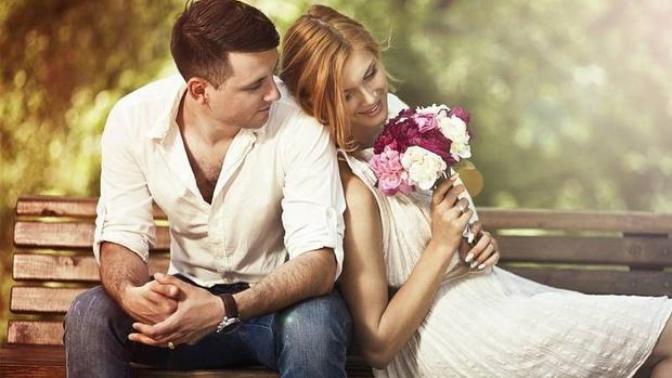 Sevgilinizin evlenme teklifi edeceğini nasıl anlarsınız?