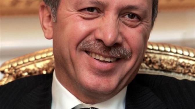 Nur yüzlü, bir gülüşü var ömre bedel sizce de öyle değil mi?