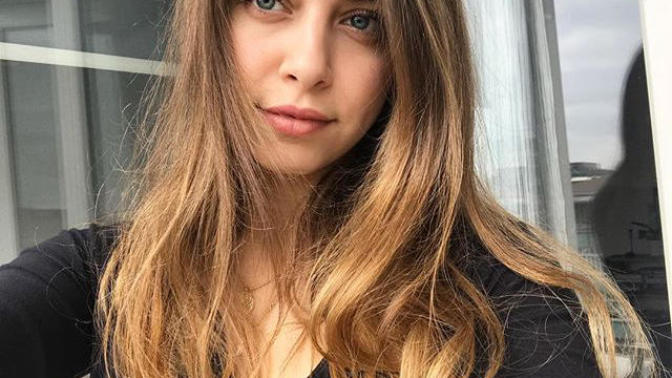 Hande Erçel mi yoksa ablası Gamze Erçel mi güzel sizce?