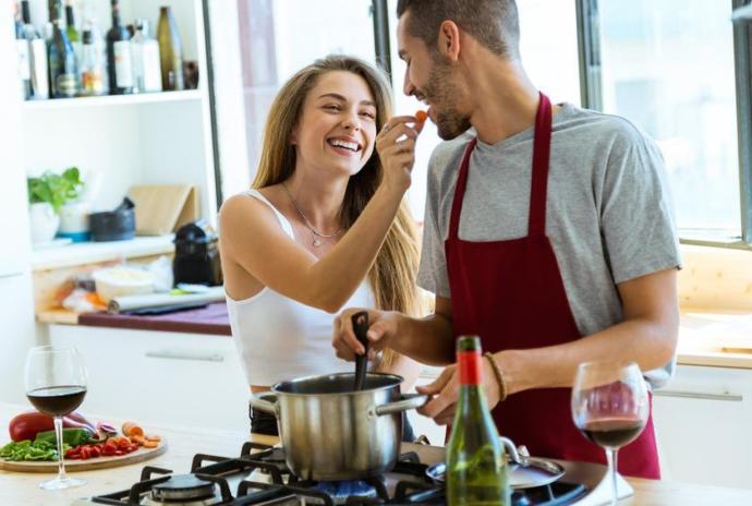 Yemek yapmayı bilen erkek kadınların gözünde daha mı öndedir?