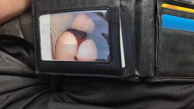 Sevgilin cüzdanında böyle bir fotoğrafını taşısa ne düşünürsün?