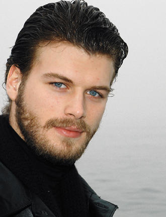 Kıvanç Tatlıtuğ'un yüzü çok güzel değil mi ya?