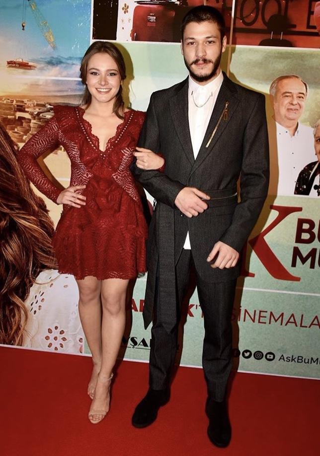 Bu çiçeği burnunda olan Türk genç çiftlerden hangisinin ilişkisi daha samimi?