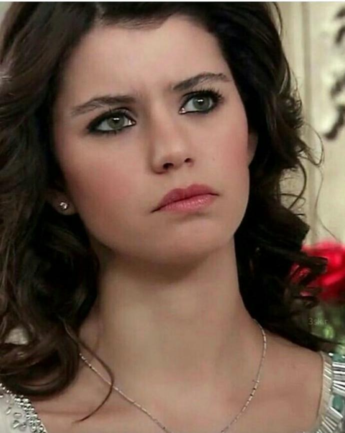 Beren Saat mı daha güzel Elçin Sangu mu?