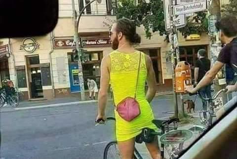 Kimsenin tercihine karışmayayım diyorum ama hiç o elbise ile çanta uymuş mu?