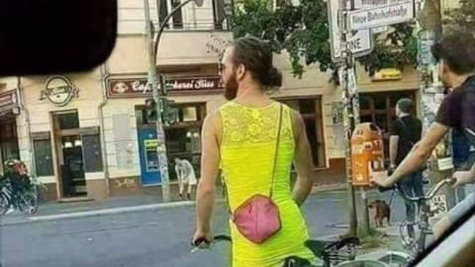 Kimsenin tercihine karışmayayım diyorum ama hiç o elbise ile çanta uymuş mu?