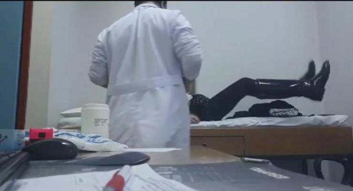 Doktorun gizlice çektiği hastaların görüntüleri tanışma sitesinde. Sizin veya eşinizin başına öyle birşey gelse ne yapardınız?