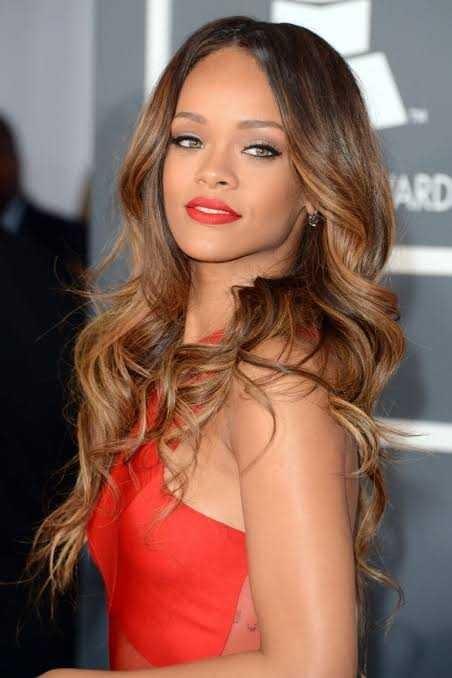 Rihanna esmer tenli olduğu halde neden saç modelleri ve renkleri ona çok yakışıyor?