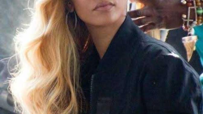 Rihanna esmer tenli olduğu halde neden saç modelleri ve renkleri ona çok yakışıyor?