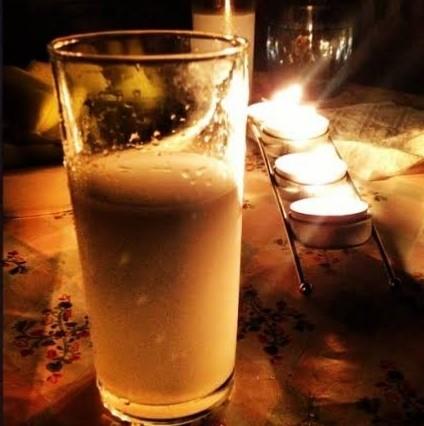 Al kadehi eline, dokun gönül teline, muhabbet âlemine, bir merhabadır rakı. Sizcede öyle mi?