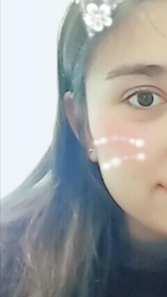 Bu badem gözlü tanımı nedir? Büyük göz mü?