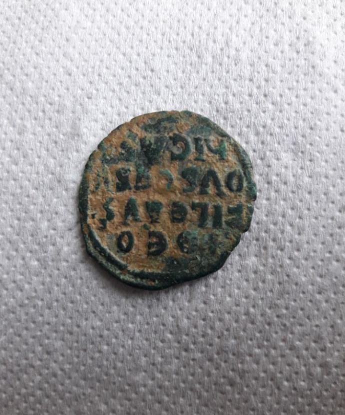 Annemin yengesi tarlada çalışırken bulmuş bu sikkeyi.
