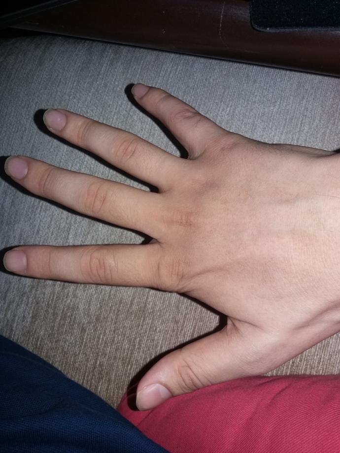 Bir erkeğin elini, parmaklarını emmek? El fetişi?