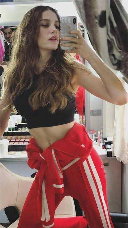 Serenay Sarıkaya mı Bensu Soral mı??