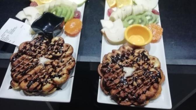 Waffle ve meyve tabak sunumu nasıl olmuş?