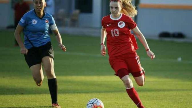 Futbola ilgi duyan hanımlar çok dikkatimi çekiyor.😊 Oynamak isteyecek kadar futbola ilgili misiniz?