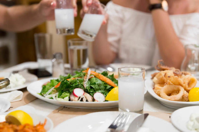 Rakı sofrası adabı nasıl olur? Rakının yanında ana yemek ne olur?
