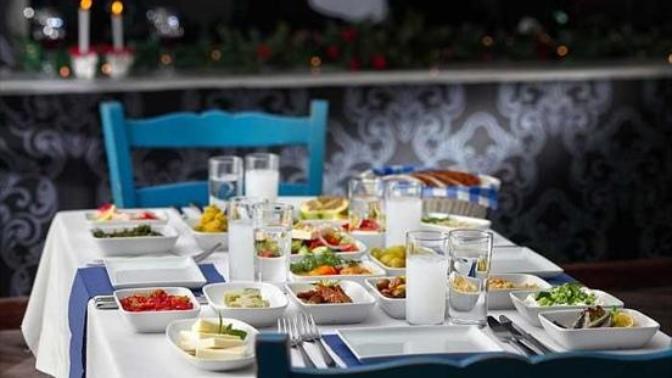 Rakı sofrası adabı nasıl olur? Rakının yanında ana yemek ne olur?