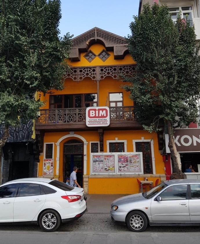 Siz hayatınızda böylesine lüks bi' BİM gördünüz mü?