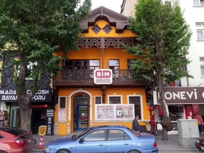 Siz hayatınızda böylesine lüks bi' BİM gördünüz mü?