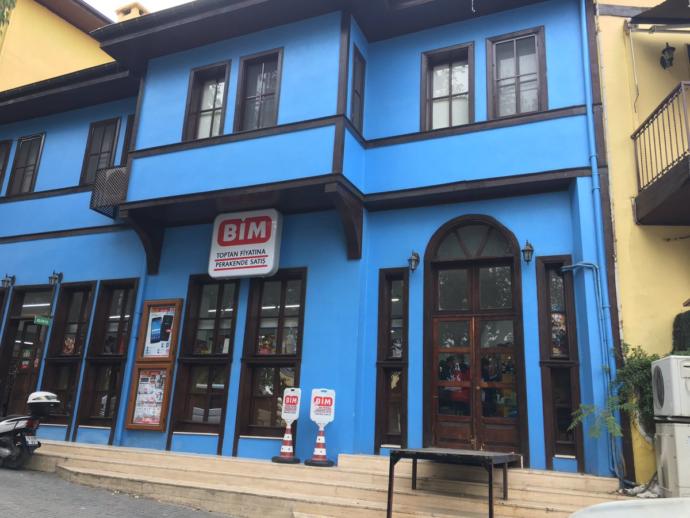 Siz hayatınızda böylesine lüks bi' BİM gördünüz mü?
