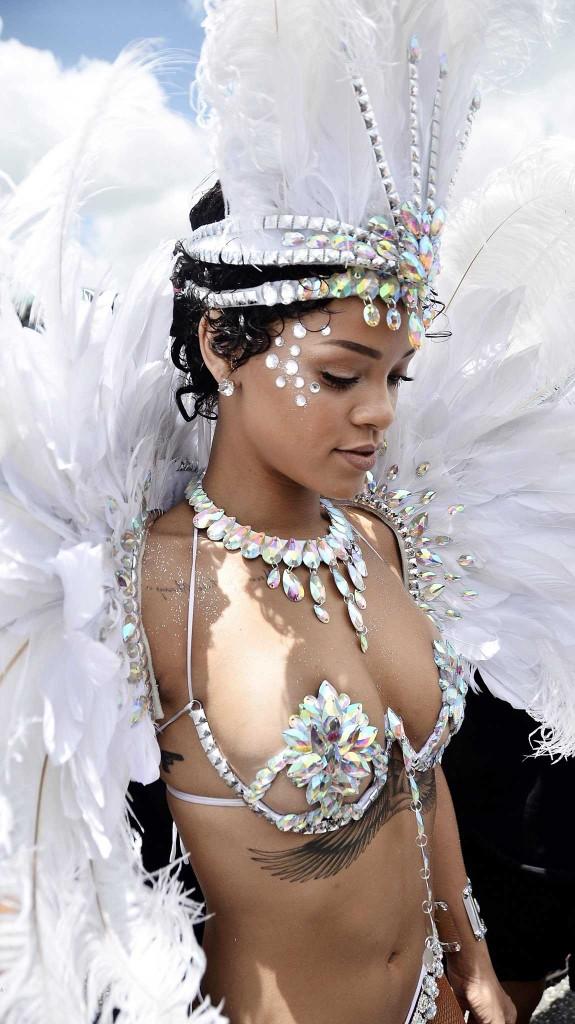 Jennifer Lopez ile Rihanna kavga etse kim döver?