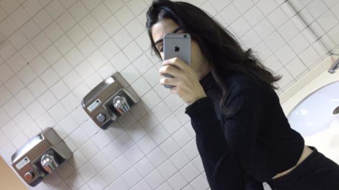 Erkek arkadaşım aşağıdaki fotoğrafımı wp pp yapmamı istemiyor kimse yok rehberde diyor görmek istemiyorum diyor sizce neden?