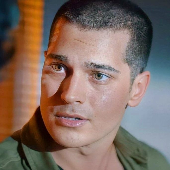 Çağatay Ulusoy "Renkli göz itici" diyor, sizce de itici mi?