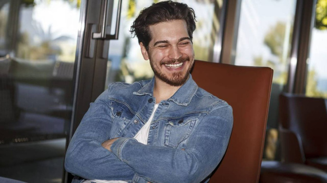 Çağatay Ulusoy "Renkli göz itici" diyor, sizce de itici mi?