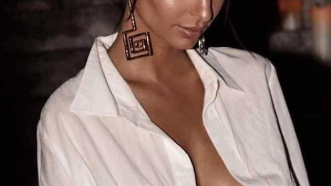 Ünlü model Emily Ratajkowski'nin göğüsleri sosyal medyada alay konusu oldu. Siz ne düşünüyorsunuz?