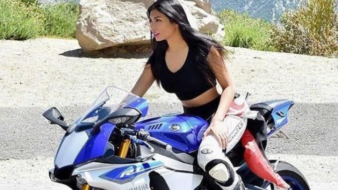 Motosiklet süren kızlar çok çekici değil mi?