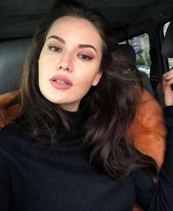Bensu Soral ile Fahriye Evcen saç baş kavga etse kim döver?