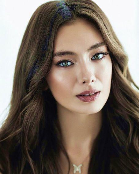 NESLİHAN ATAGÜL MÜ SERENAY SARIKAYA MI DAHA GÜZEL?