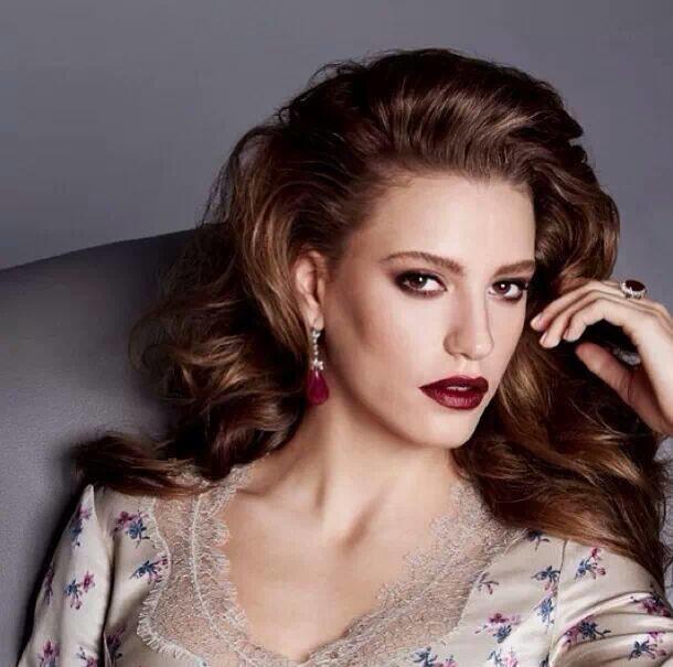NESLİHAN ATAGÜL MÜ SERENAY SARIKAYA MI DAHA GÜZEL?