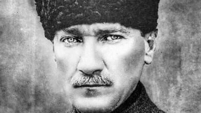 Mustafa Kemal Atatürk sizcede ya yakışıklı degil mi?