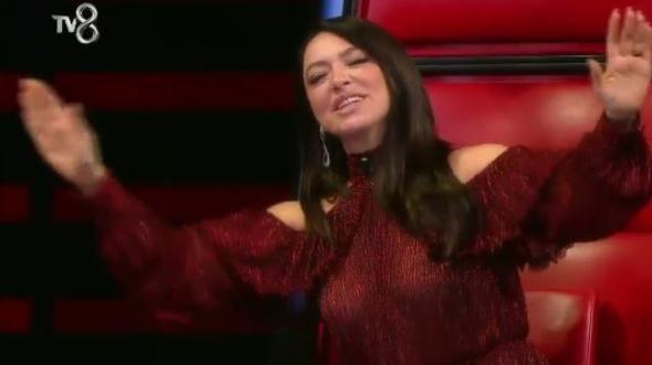 Hadise’nin transparan kıyafeti O Ses Türkiye’ye damga vurdu! Çok konuşulan kıyafeti siz nasıl buldunuz?