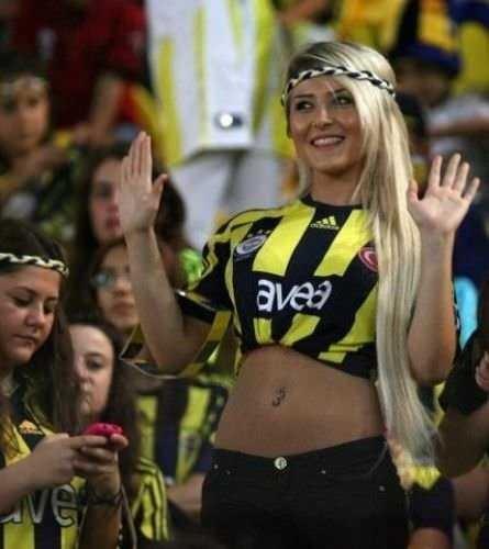 Tribünlerde forma giyen kadın çekici midir? Yoksa seksi midir?