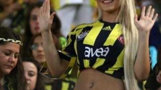 Tribünlerde forma giyen kadın çekici midir? Yoksa seksi midir?