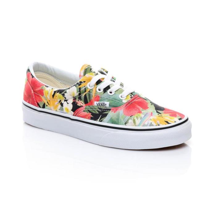 Baharı şimdiden dolabına getirecekler için hangi Vans ayakkabı uygun?