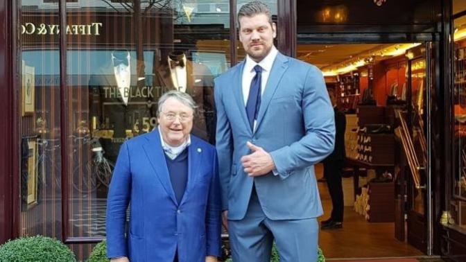Sağdaki adamın boyu kaç cm sizce?