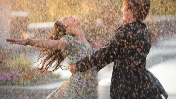 Yağmur altında sevgiliyle sarılmak mı daha romantik dans etmek mi?