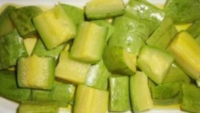 Kim benimle birlikte haşlanmış yağsız tuzsuz kabak yemek ister?