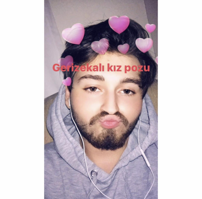 Dudak büzerek resim çeken kızların amacı ne?