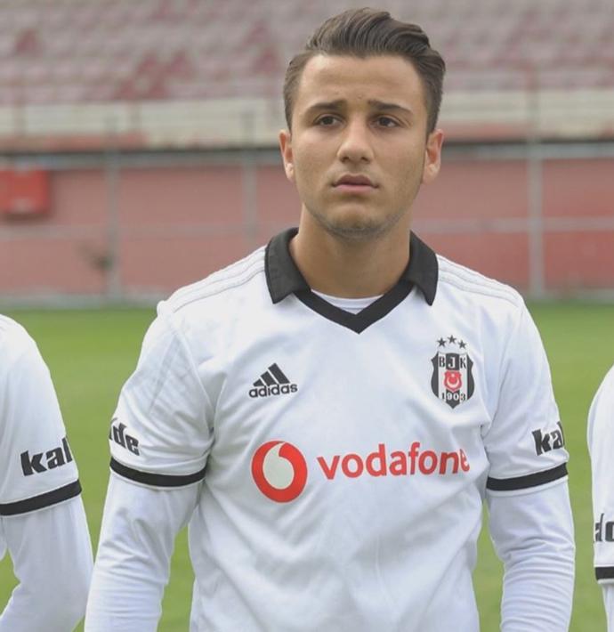 17 yaşındaki Kerem Kalafat profesyonel futbolcu oldu. As kadroda en azından bir kez şans verilse bir ihtimal faydalı olmaz mı?
