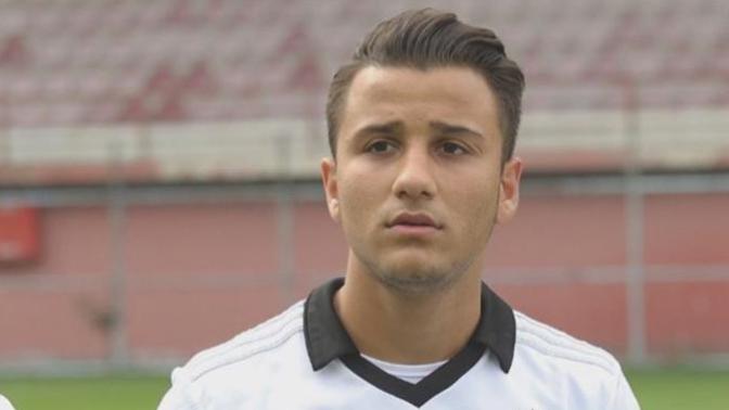 17 yaşındaki Kerem Kalafat profesyonel futbolcu oldu. As kadroda en azından bir kez şans verilse bir ihtimal faydalı olmaz mı?